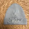 Babymutsje geborduurd met naam gepersonaliseerd grijs blauw - detail
