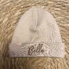 Babymutsje beige geborduurd met naam gepersonaliseerd - vooraanzicht