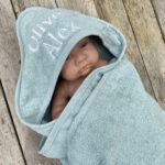 Badcape oudgroen met naam gepersonaliseerd geborduurd - vooraanzicht