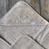 Badcape beige met naam geborduurd gepersonaliseerd - vooraanzicht