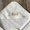 Badcape off white met naam geborduurd gepersonaliseerd - vooraanzicht