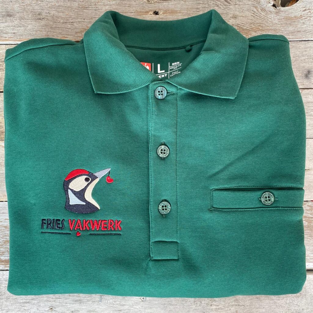 Logo borduring op polo voor bedrijven voorbeeld - vooraanzicht