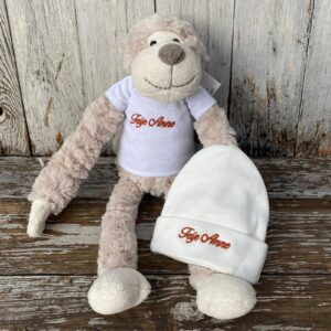 Knuffeltje slingeraap bruin en babymutsje met naam geborduurd - vooraanzicht