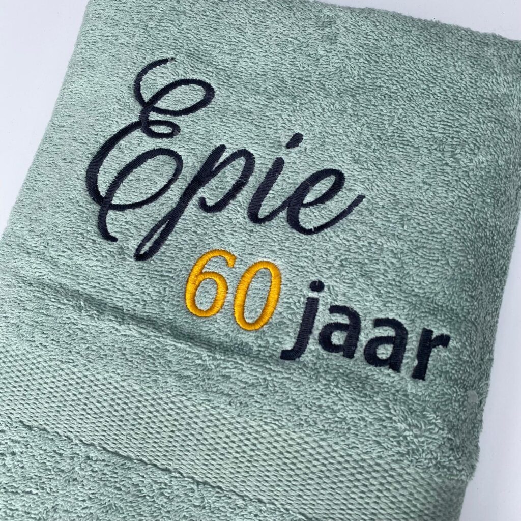 Geborduurde handdoek jubileum in het oudgroen - vooraanzicht