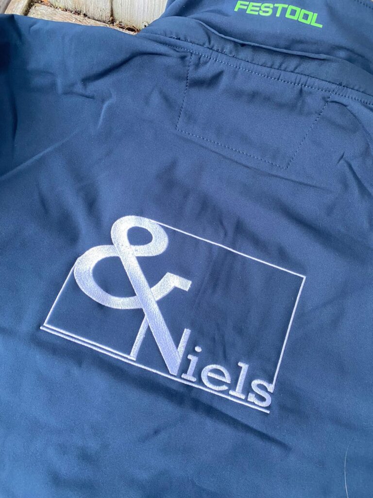 Logo geborduurd of softshell jas bedrijfskleding - vooraanzicht