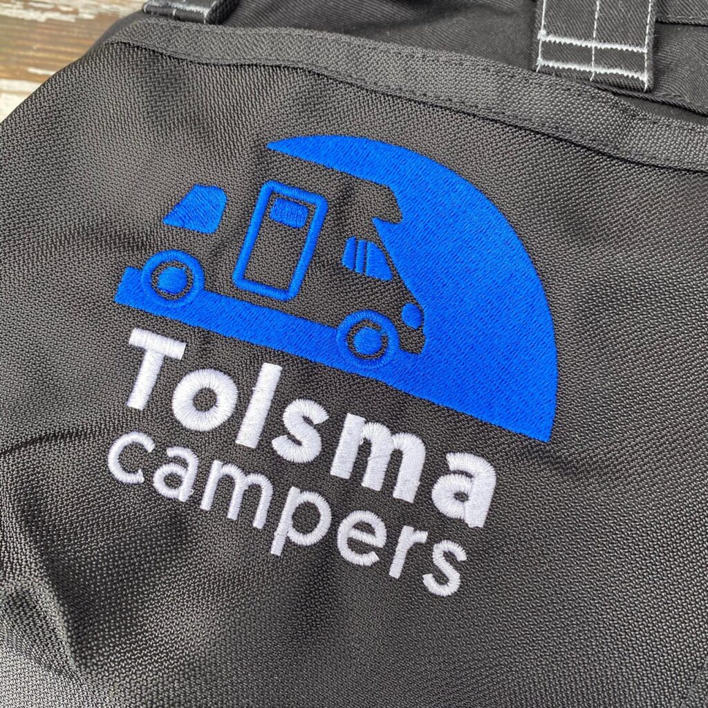 Logo geborduurd op bedrijfskleding - vooraanzicht