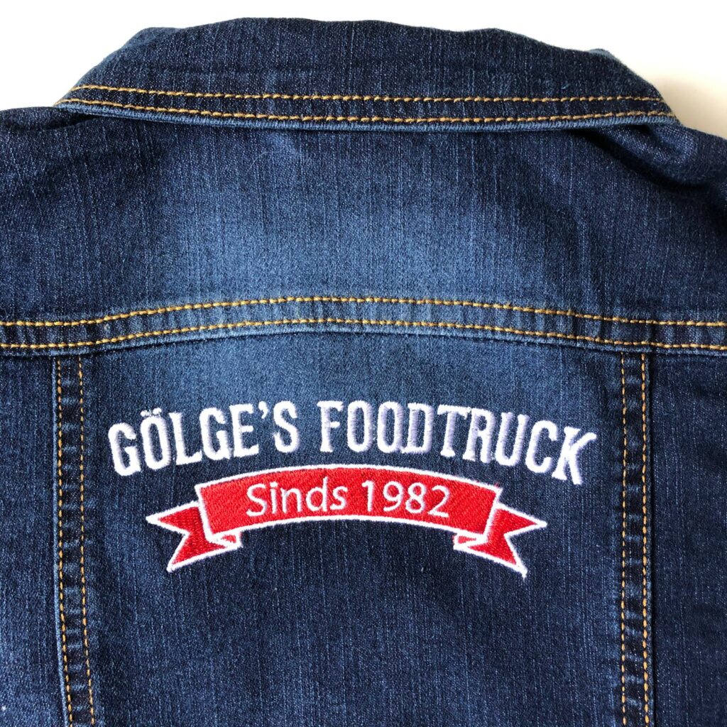 Logo geborduurd op spijkerjack bedrijfskleding - vooraanzicht