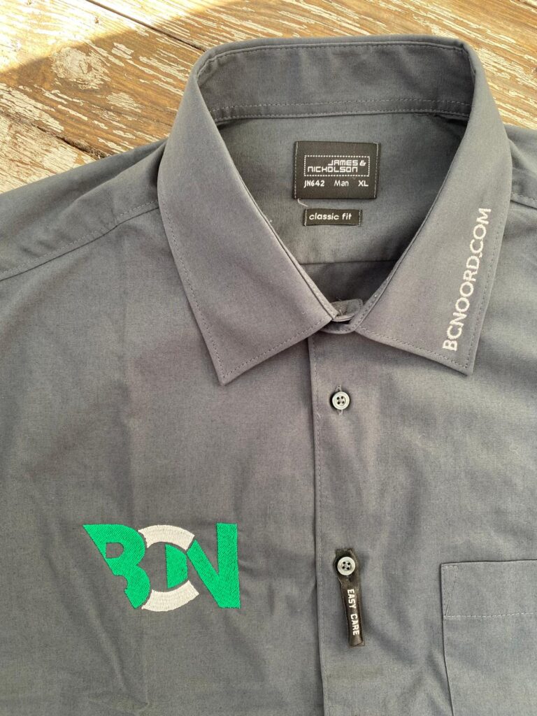 Logo geborduurd op overhemd bedrijfskleding - vooraanzicht