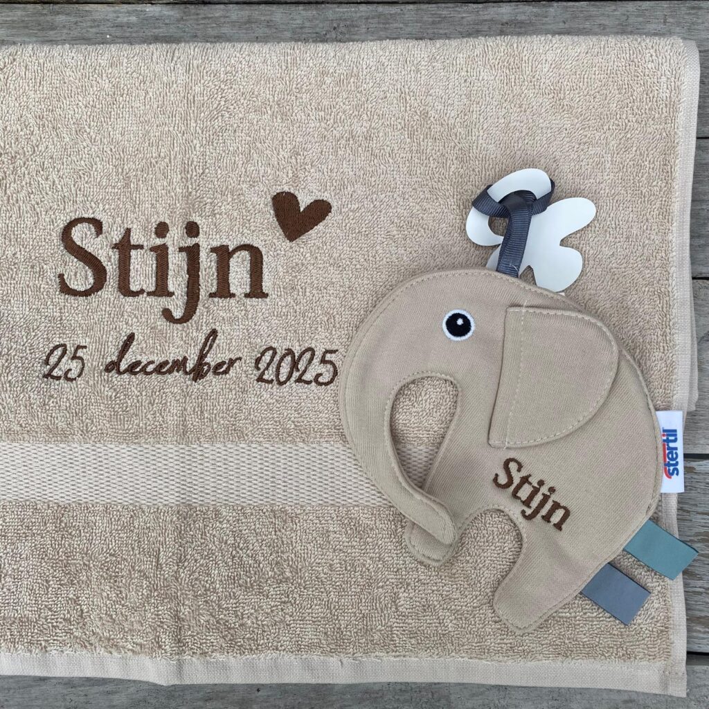 Kraamcadeau geborduurd met knuffeldoekje in beige - vooraanzicht