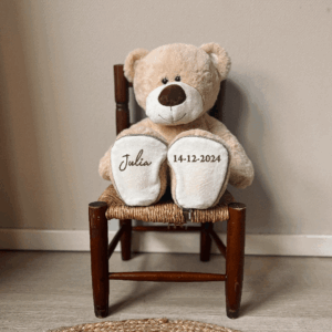 Geboortebeer lichtbruin geborduurd met naam en geboortedatum gepersonaliseerd - vooraanzicht