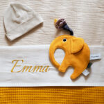 Speendoek Ollie okergeel met naam gepersonaliseerd geborduurd - vooraanzicht