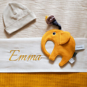 Speendoek Ollie okergeel met naam gepersonaliseerd geborduurd - vooraanzicht